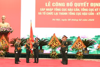 Đại tướng Phan Văn Giang trao Quân kỳ Quyết thắng cho Tổng cục Hậu cần-Kỹ thuật. (Ảnh: Bộ Quốc phòng)