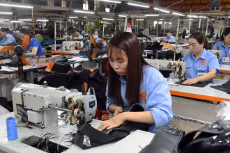 Công nhân Công ty Ladoda may túi, cặp da phục vụ thị trường trong nước và xuất khẩu. (Ảnh: TRẦN HẢI)