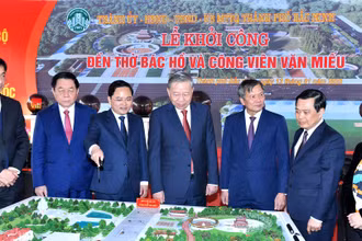 Tổng Bí thư Tô Lâm và các đại biểu xem mô hình dự án xây dựng Đền thờ Bác Hồ và công viên Văn Miếu. (Ảnh: Đăng Khoa)