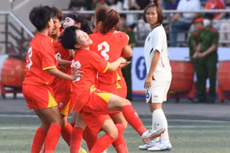 Các cầu thủ U17 nữ Việt Nam ăn mừng bàn thắng thứ hai. (Ảnh: VFF)