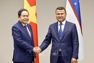 Chủ tịch Quốc hội Trần Thanh Mẫn và ông Sariev Kakhramon Ramatullaevich, Chủ tịch Ủy ban Quan hệ liên dân tộc và kiều bào ở nước ngoài của Cộng hòa Uzbekistan. (Ảnh: Doãn Tấn/TTXVN)