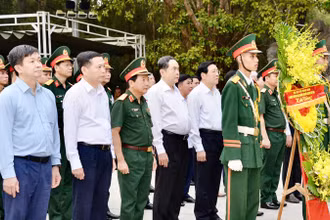 Chủ tịch Quốc hội Trần Thanh Mẫn cùng Đoàn công tác dâng hoa viếng các Anh hùng liệt sĩ tại Nghĩa trang Liệt sĩ quốc gia Trường Sơn. 