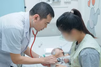 Bác sĩ khám cho bệnh nhi.