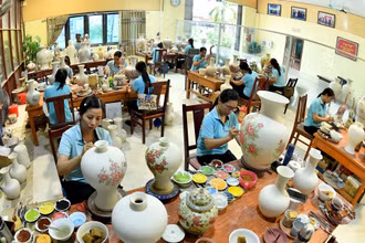Vẽ họa tiết lên sản phẩm tại Công ty cổ phần Gốm Chu Đậu.