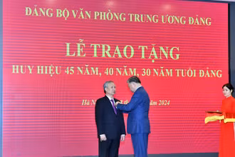 [Ảnh] Trao Huy hiệu 45 năm tuổi đảng tặng đồng chí Trần Quốc Vượng