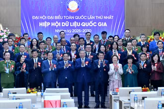 Tổng Bí thư Tô Lâm và Thủ tướng Phạm Minh Chính chụp ảnh lưu niệm cùng các đại biểu. (Ảnh: ĐĂNG KHOA)