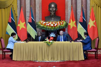 Tổng Bí thư, Chủ tịch nước Tô Lâm và Tổng thống Mozambique Filipe Jacinto Nyusi chứng kiến Lễ ký các văn kiện hợp tác giữa hai nước.