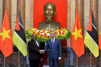 Tổng Bí thư, Chủ tịch nước Tô Lâm và Tổng thống Cộng hòa Mozambique Filipe Jacinto Nyusi chụp ảnh chung sau lễ đón.