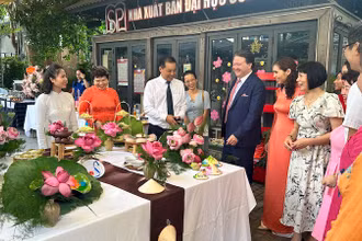 Đại sứ Mỹ tại Việt Nam Marc Knapper và các đại biểu tham quan các gian hàng ẩm thực tại Ngày hội (Ảnh: KIM LĨNH)