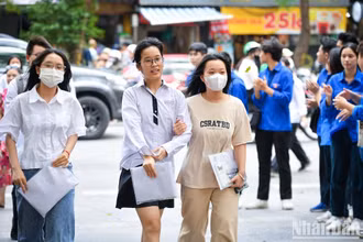 Thí sinh đi thi (Ảnh: THÀNH ĐẠT)