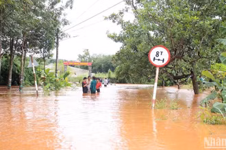 Mưa lớn gây ngập cục bộ nhiều nơi ở Bình Phước.