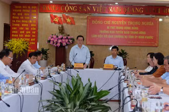 Đồng chí Nguyễn Trọng Nghĩa phát biểu tại buổi làm việc với Ban Thường vụ Tỉnh ủy Bình Phước.