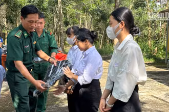 Bộ đội Biên phòng tỉnh Bình Phước “tiếp sức” cho học sinh là con em người đồng bào dân tộc thiểu số đến trường