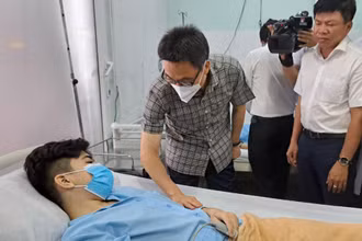 Phó Thủ tướng Vũ Đức Đam thăm nạn nhân bị thương tại Bệnh viện đa khoa An Phú.