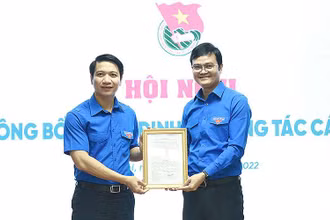 Đồng chí Bùi Quang Huy (bên phải) trao quyết định cho tân Bí thư Thường trực Trung ương Đoàn Nguyễn Ngọc Lương.