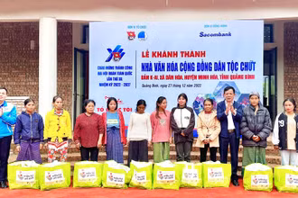 Tặng quà cho đồng bào nghèo xã Dân Hóa, huyện Minh Hóa.
