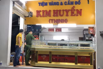 Công an khám nghiệm hiện trường.