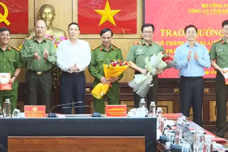 Lãnh đạo tỉnh Đắk Lắk trao thưởng đột xuất cho tập thể Công an tỉnh.