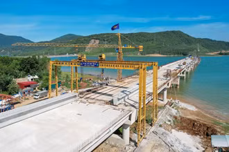 Thi công cầu vượt hồ Yên Mỹ.