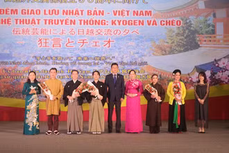 Lãnh đạo tỉnh Hà Nam tặng hoa cho các nghệ sĩ tại chương trình giao lưu.