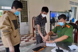 Lực lượng Công an lấy dấu vân tay và làm lại hồ sơ cho những người bị mất giấy tờ tùy thân.
