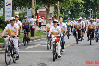 Bộ trưởng Ngoại giao Bùi Thanh Sơn (bên trái) và đoàn đại biểu đạp xe về tới nhà làm việc của Bộ từ Trụ sở chính Bộ Ngoại giao. 