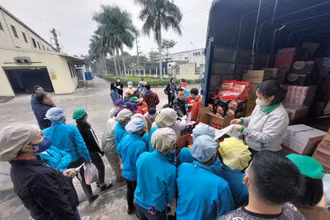 “Xe siêu thị đoàn viên Công đoàn" của Liên đoàn lao động thành phố Hà Nội đến với công nhân, người lao động.