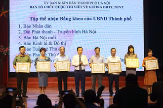 Phó Chủ tịch Ủy ban nhân dân thành phố Hà Nội Chử Xuân Dũng trao Bằng khen của Ủy ban nhân dân thành phố Hà Nội cho các cơ quan báo chí tích cực tham gia cuộc thi.
