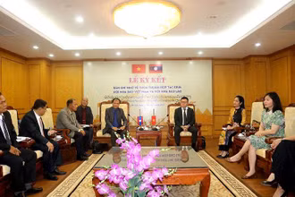 Chủ tịch Hội Nhà báo Việt Nam Lê Quốc Minh tiếp đoàn công tác của Hội Nhà báo Lào. 