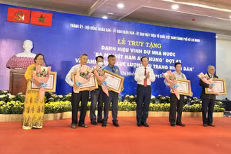 Đồng chí Nguyễn Văn Nên, Ủy viên Bộ Chính trị, Bí thư Thành ủy TP Hồ Chí Minh trao tặng danh hiệu vinh dự Nhà nước “Bà mẹ Việt Nam Anh hùng” cho đại diện gia đình các mẹ.