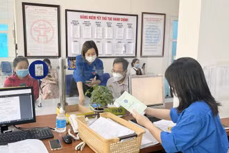 Tuổi trẻ Bảo hiểm xã hội quận Hà Đông (Hà Nội) hỗ trợ người dân làm thủ tục hành chính.