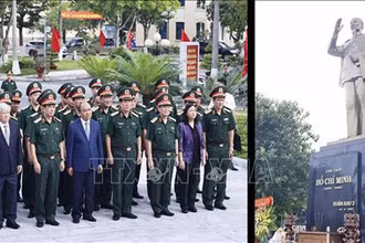 Chủ tịch nước Nguyễn Xuân Phúc cùng lãnh đạo Đảng, Nhà nước, TP Hải Phòng, Bộ Tư lệnh Quân khu 3, Bộ Tư lệnh Hải quân dâng hương tưởng nhớ Chủ tịch Hồ Chí Minh tại Bộ Tư lệnh Quân khu 3. 