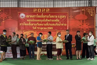 Tổng Lãnh sự Chu Đức Dũng và đại diện Hội người Thái gốc Việt trao quà cho bà con kiều bào.