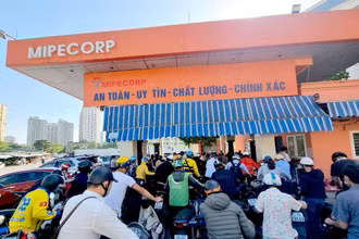 Người dân xếp hàng đông nghịt chờ mua xăng tại cửa hàng xăng dầu của Mipec (đối diện chợ tạm Nam Trung Yên, Cầu Giấy, Hà Nội).