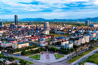 Thành phố Hà Tĩnh được xác định là đô thị hạt nhân của hành lang kinh tế đồng bằng ven biển gắn quốc lộ 1, cao tốc bắc-nam và đường ven biển.