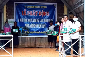 UBND xã Cư Êbur, thành phố Buôn Ma Thuột, tỉnh Đắk Lắk phát động ra quân tổng dọn vệ sinh, diệt loăng quăng, bọ gậy phòng, chống sốt xuất huyết.