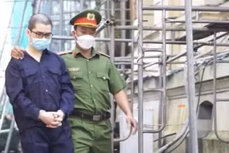 Bị cáo Nguyễn Thái Luyện được dẫn ra tòa. (Ảnh: CTV)