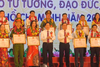 Tặng bằng khen cho các tập thể, cá nhân có thành tích xuất sắc trong học tập và làm theo tư tưởng, đạo đức, phong cách Hồ Chí Minh.