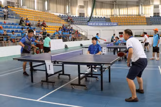 Các vận động viên tham gia thi đấu môn bóng bàn.