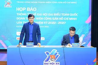 Các đồng chí Bùi Quang Huy, Nguyễn Tường Lâm cung cấp thông tin về Đại hội tại buổi họp báo.