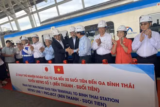 Lãnh đạo Thành phố cùng nhà thầu bấm nút chạy tàu thử nghiệm.