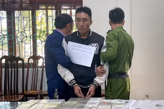 Đối tượng Sùng A Giống và tang vật vụ án.