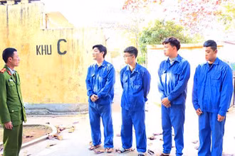 Các đối tượng bị bắt trong đường dây tổ chức đánh bạc và đánh bạc qua mạng với số tiền giao dịch gần 3.000 tỷ đồng.