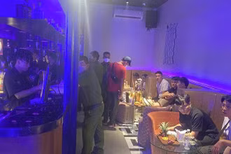Lực lượng chức năng kiểm tra cơ sở kinh doanh “bóng cười”.