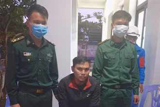Đối tượng Dương Đức Quyết tại Cơ quan điều tra. (Ảnh: Bộ đội Biên phòng thành phố Đà Nẵng cung cấp)