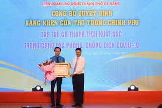 Tặng Bằng khen của Thủ tướng Chính phủ cho Liên đoàn Lao động TP Đà Nẵng.
