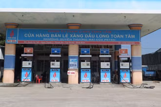 Sáng 3/11, cửa hàng bán lẻ xăng dầu Long Toàn Tâm thông báo “Hết xăng” phía trước các cột bơm xăng.