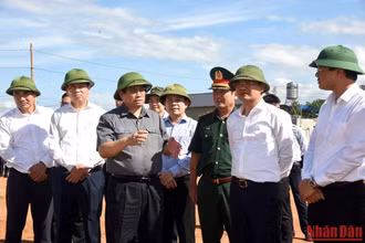 Thủ tướng Phạm Minh Chính và đoàn công tác khảo sát, kiểm tra khu tái định cư dự án Cảng hàng không Sa Pa tại xã Cam Cọn, huyện Bảo Yên.