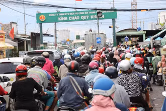 Kẹt xe kéo dài ở khu vực phà Cát Lái, nối TP Thủ Đức với huyện Nhơn Trạch, Đồng Nai.