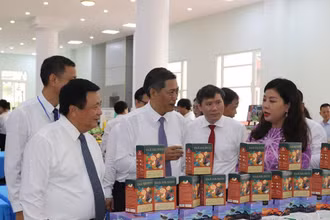 Các gian hàng nông sản trưng bày tại hội thảo.